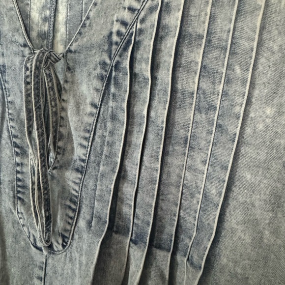 Adorable denim dress with tie front size medium - Picture 2 of 3
